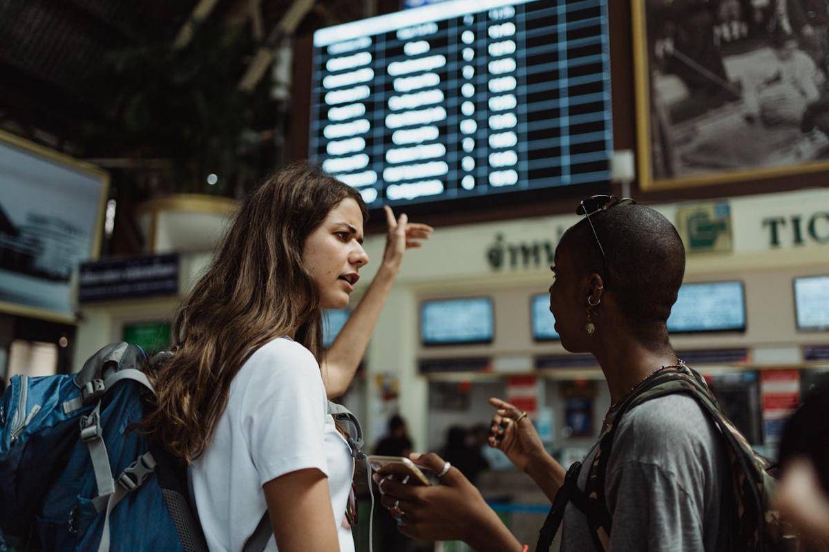 ilustrasi traveler di bandara 