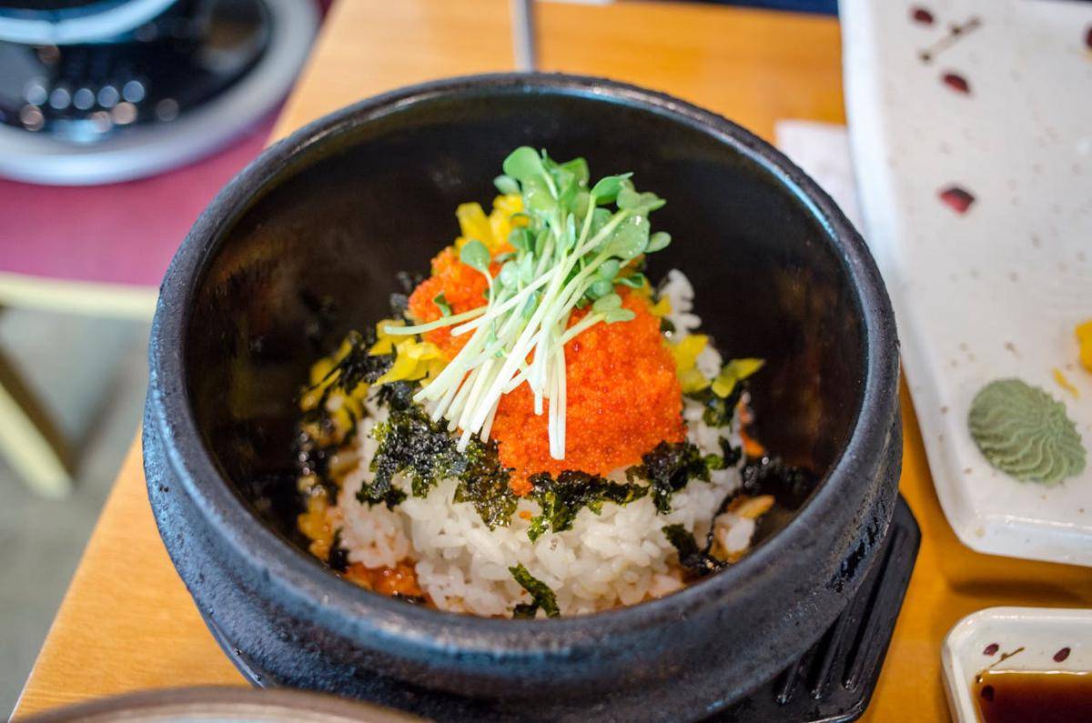 ilustrasi rice bowl dengan tobiko 