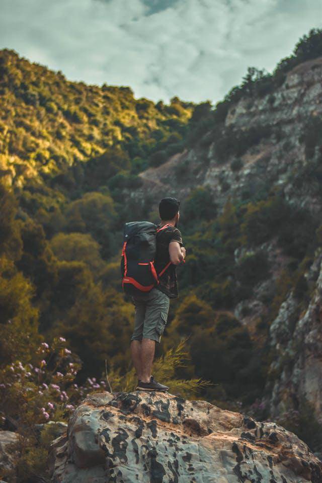 ilustrasi outfit cowok naik gunung (pexels.com/Amine M'siouri) 
