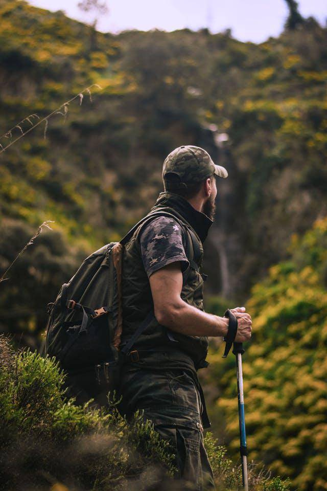 ilustrasi outfit cowok naik gunung (pexels.com/Amine M'siouri) 