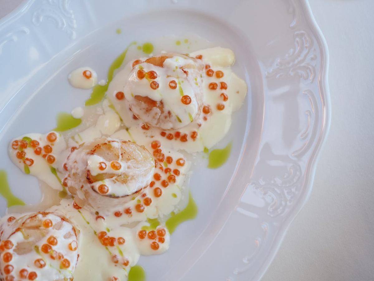 ilustrasi scallop dengan telur ikan 