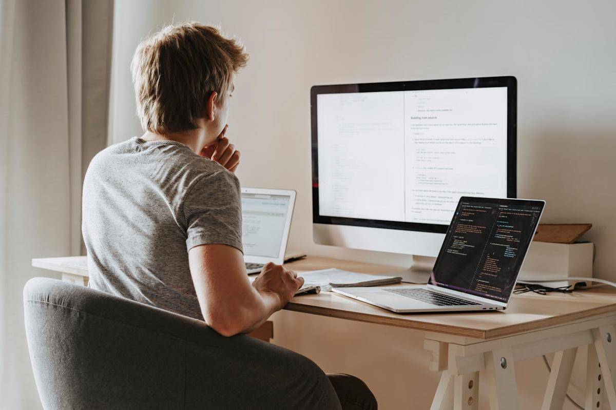 ilustrasi coding (pexels.com/olia danilevich)