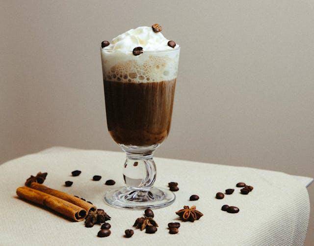 ilustrasi es kopi susu rempah (pexels.com/Rahib Yaqubov)