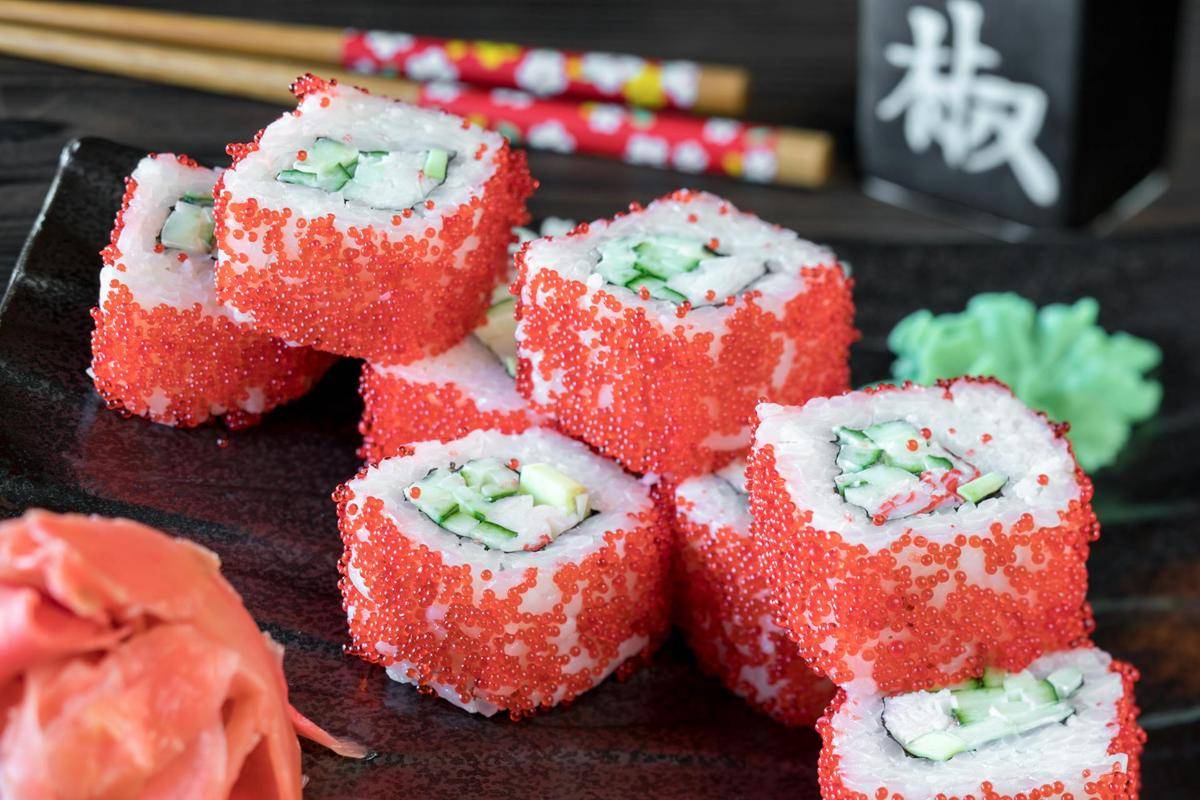 ilustrasi makanan dengan tobiko 