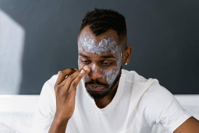 ilustrasi skincare cowok naik gunung (pexels.com/Tima Miroshnichenko)