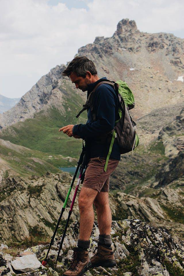 ilustrasi outfit cowok naik gunung (pexels.com/Maël BALLAND) 