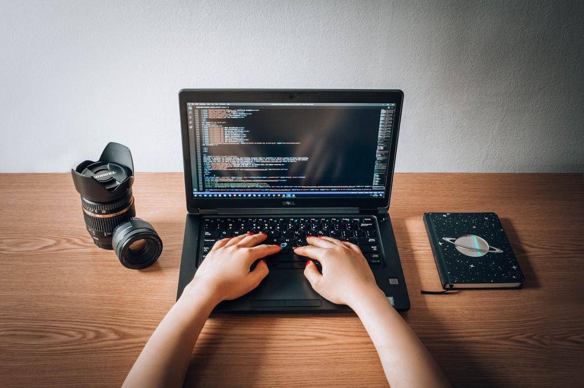 ilustrasi coding (pexels.com/Vlad Bagacian)