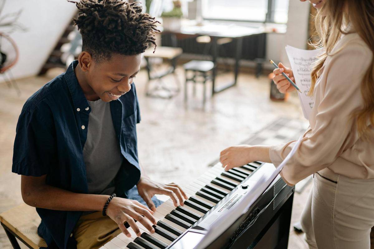 ilustrasi seorang anak bermain piano (pexels.com/Yan Krukau)