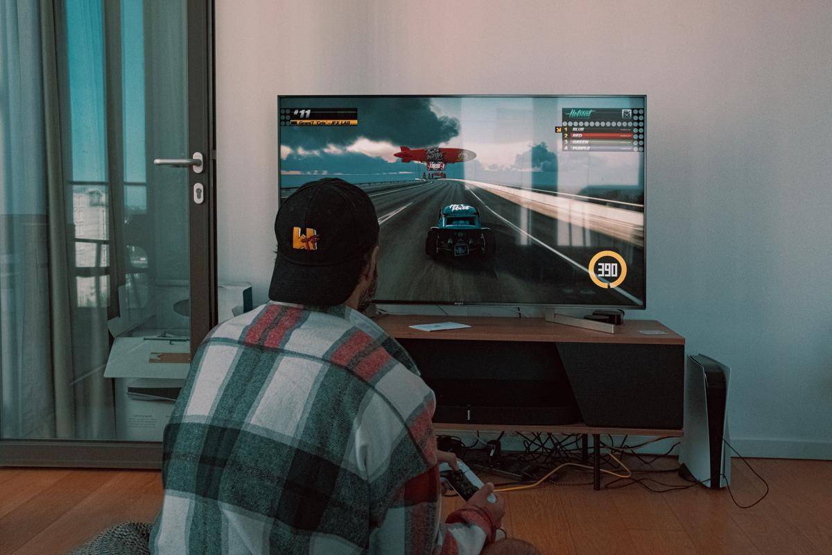 ilustrasi bermain game di smart TV
