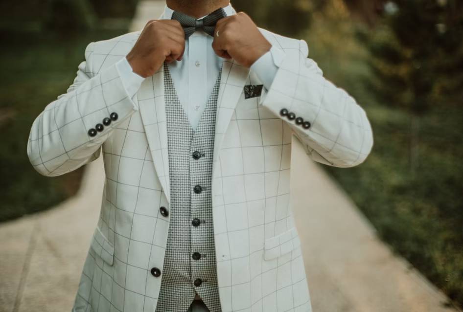illustrasi kemeja putih dan blazer pria (unsplash.com/Alvin Mahmudov)