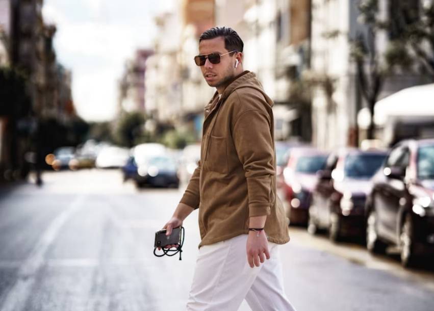 illustrasi pria dengan outerwear (unsplash.com/Jason Mavrommatis)