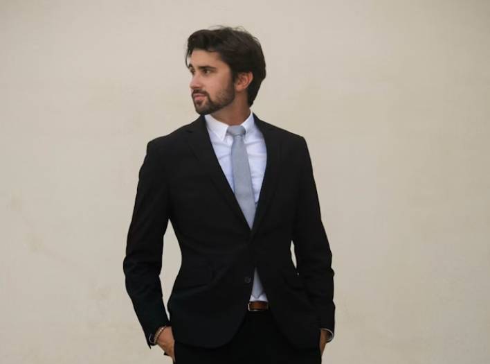 illustrasi pria dengan blazer hitam (unsplash.com/Mei-Ling Mirow)