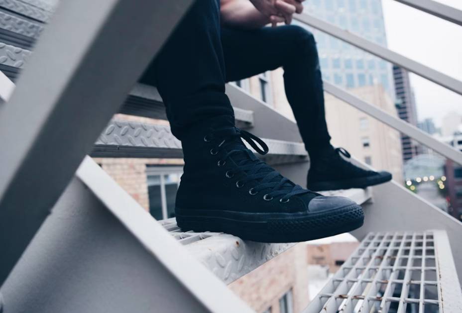 illustrasi sneakers pria (unsplash.com/Omar Prestwich)