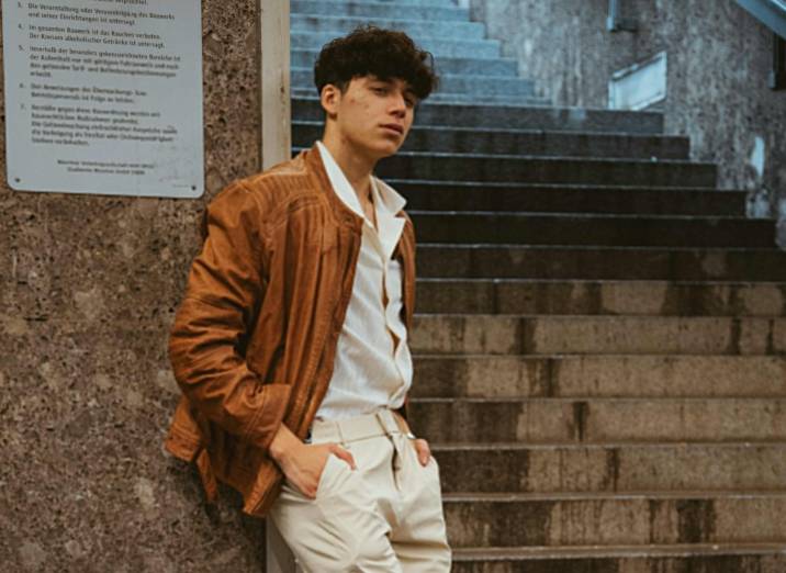 illustrasi pria dengan overshirt (pexels.com/Bastian Riccardi)