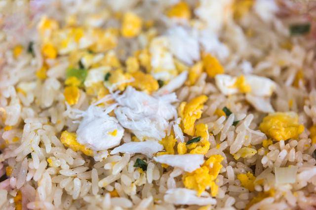 ilustrasi crab fried rice 