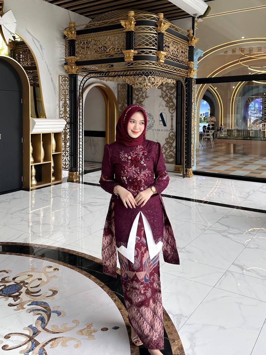 Kebaya tema kemerdekaan (instagram.com/ floo_fashionn)