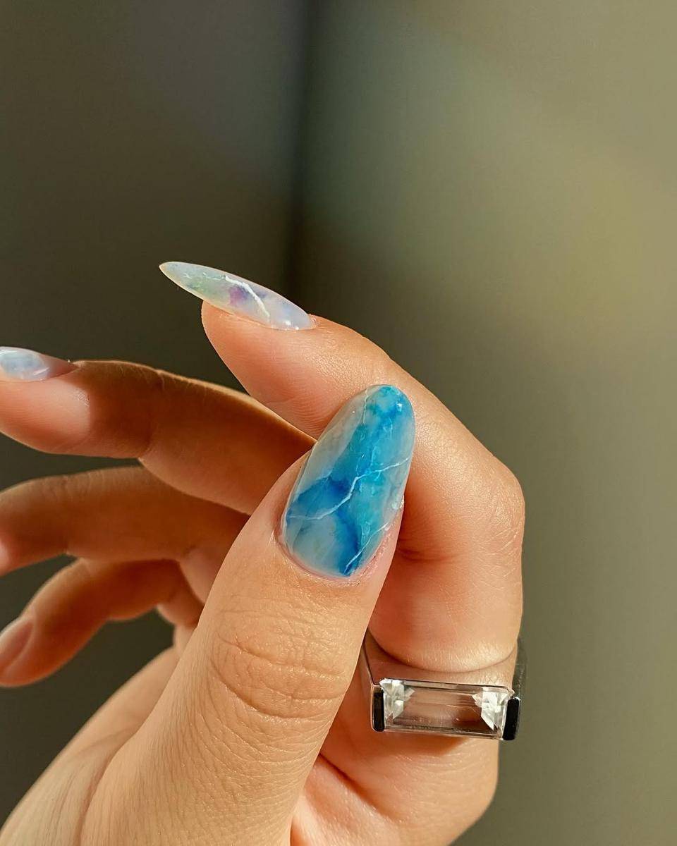 Inspirasi nail art bertema coastal (instagram.com/amyle.nails)