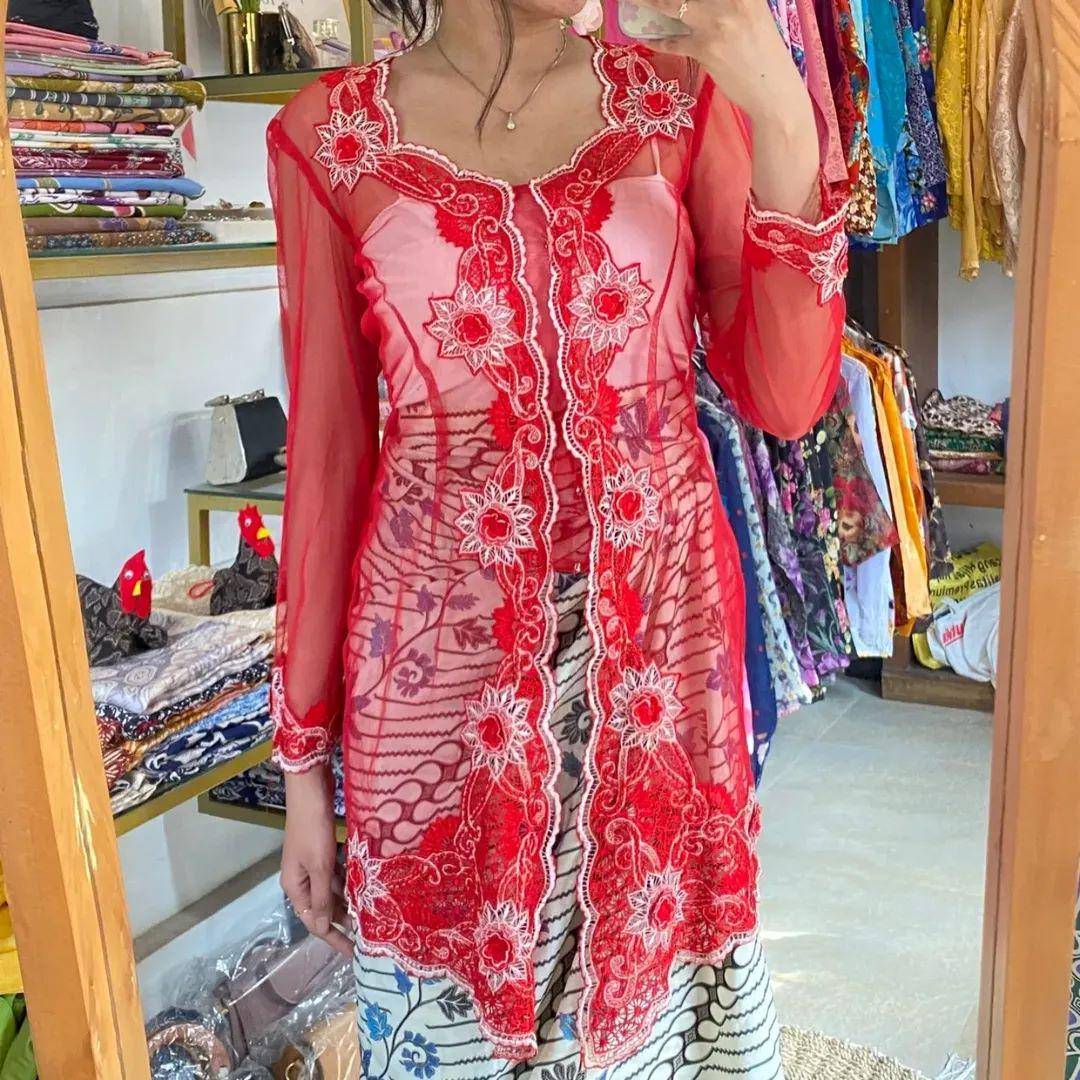 Kebaya tema kemerdekaan (instagram.com/kebayaoma)