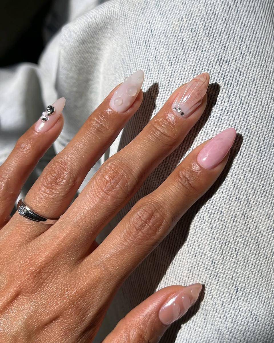 Inspirasi nail art bertema coastal (instagram.com/overglowedit)