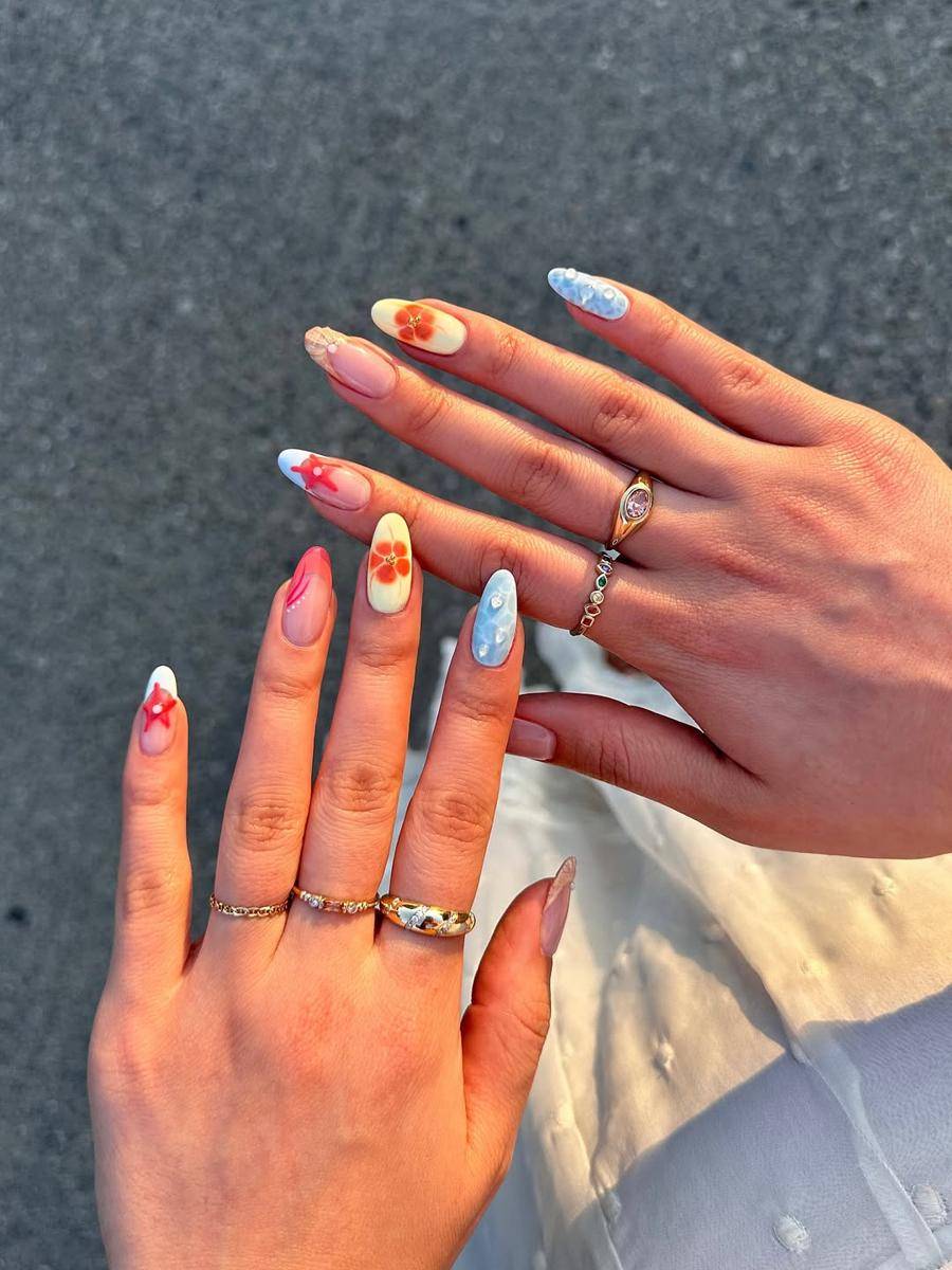 Inspirasi nail art bertema coastal (instagram.com/heluviee)