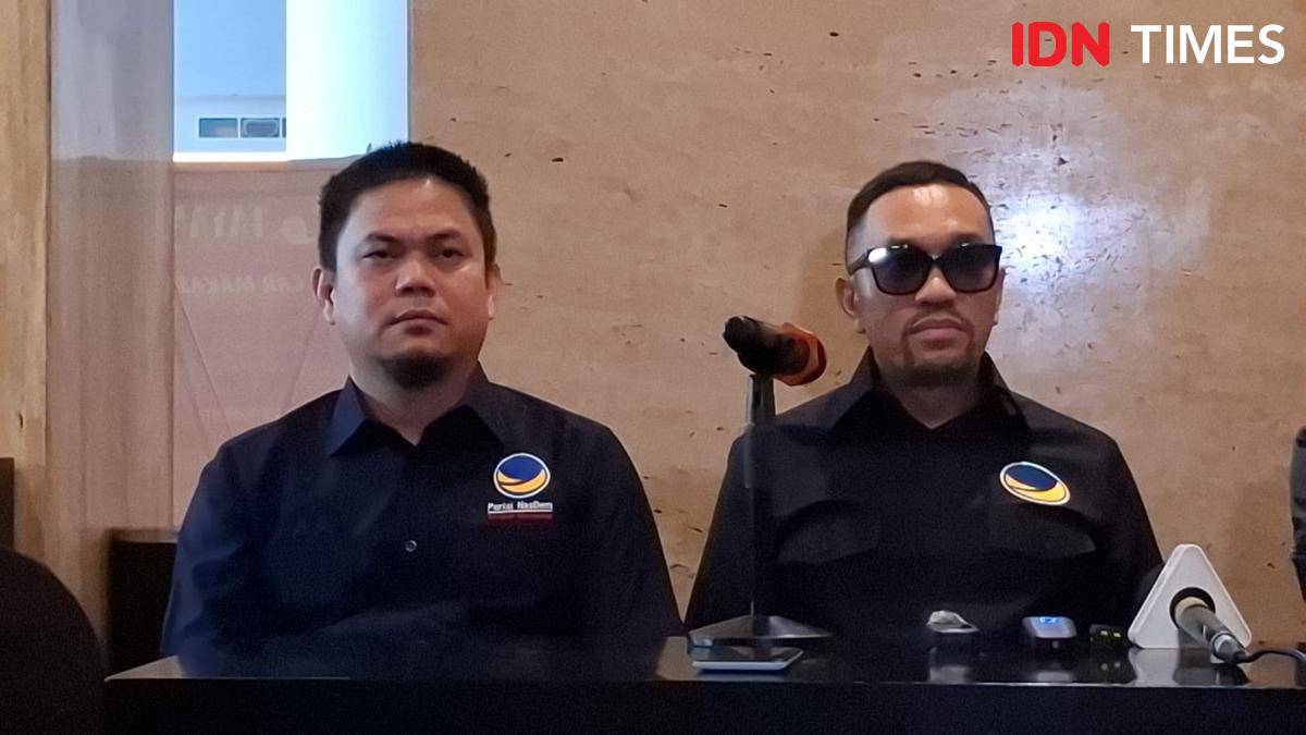 Bupati Kolaka Timur, Abdul Azis (kiri) saat jumpa pers terkait berita OTT KPK di Makassar, Kamis (7/8/2025).