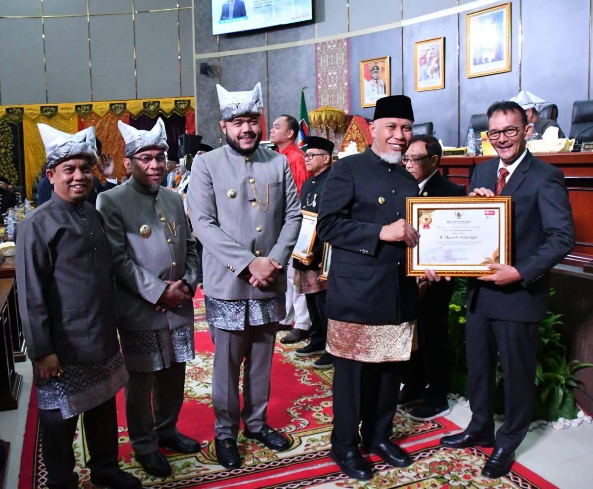 Hasril Caniago, salah satu penerima pin emas Kota Padang (Foto: Diskominfo Padang)