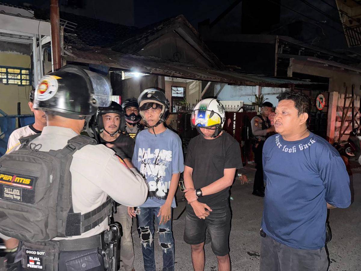 Polisi di Makassar menangkap empat pemuda yang melempari rumah karena tak diberi sumbangan oleh pemiliknya. (Dok. Istimewa)