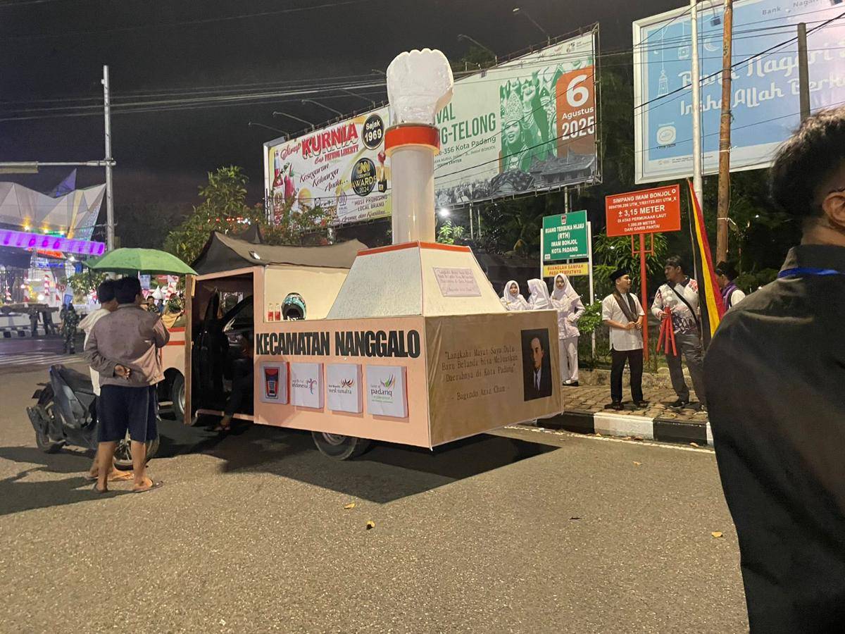 Pawai telong-telong di Padang (Foto: IDN Times/Halbert Caniago)