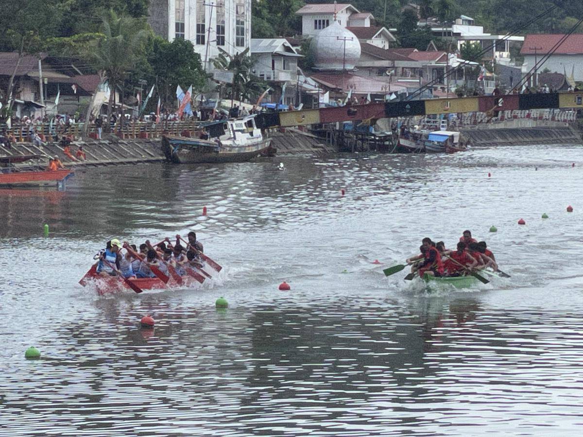 Peserta selaju sampan berpacu di lintasan Sungai Batang Harau (Foto: IDN Times/Halbert Caniago)