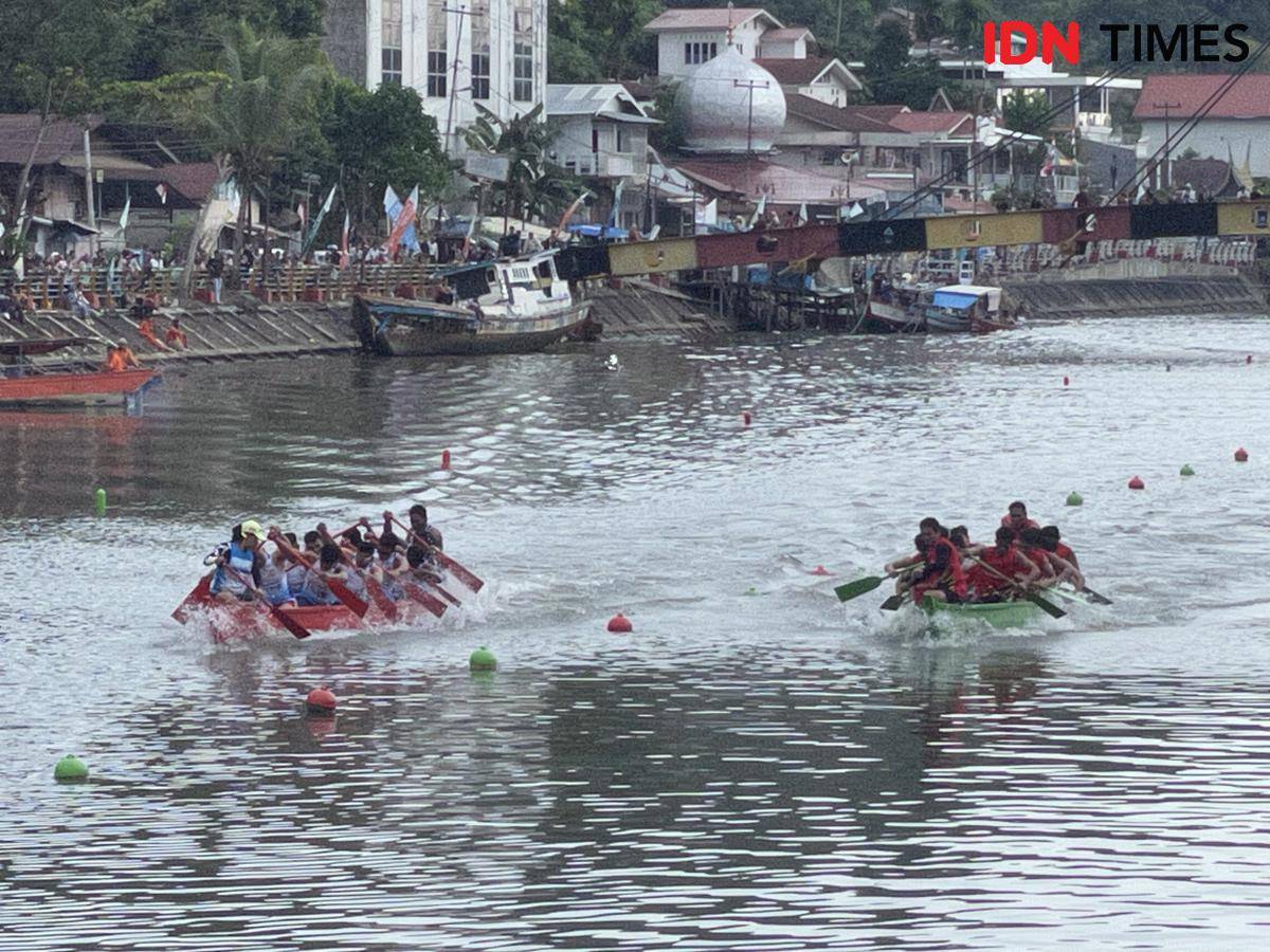 Peserta selaju sampan berpacu di lintasan Sungai Batang Harau (Foto: IDN Times/Halbert Caniago)