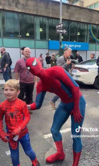 Tom Holland di lokasi syuting film Spider-Man: Brand New Day, Glasgow, Skotlandia.