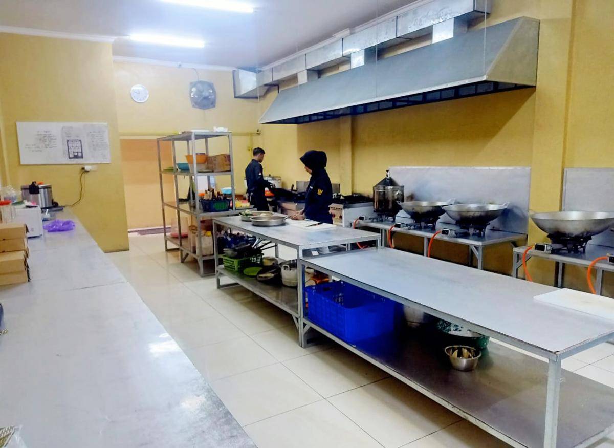 Anggota DPR RI dari Kalsel, HM Rofiqi, saat mengecek langsung proses di dapur MBG di Banjarbaru, Kamis (7/8/2025)