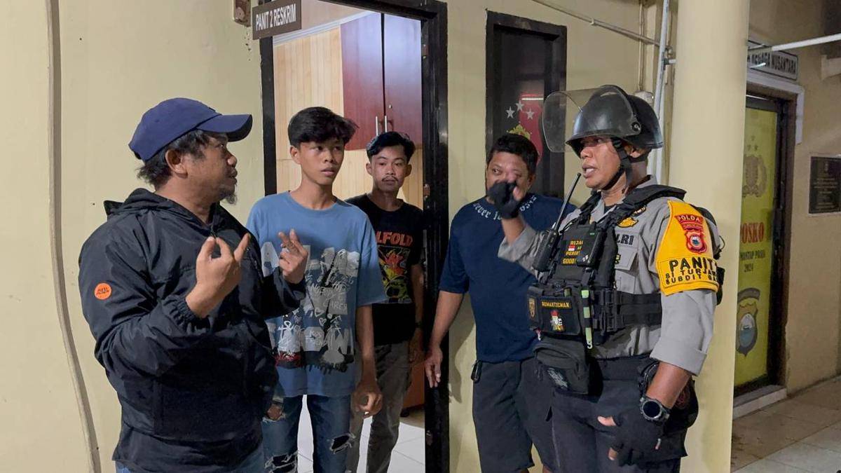 Polisi di Makassar menangkap empat pemuda yang melempari rumah karena tak diberi sumbangan oleh pemiliknya. (Dok. Istimewa)