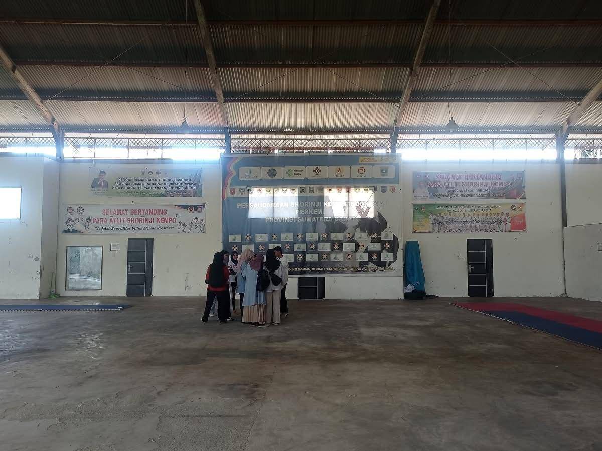 Atlet Kempo melihat pengumuman kelas pertandingan (Foto: Diskominfo Padang)