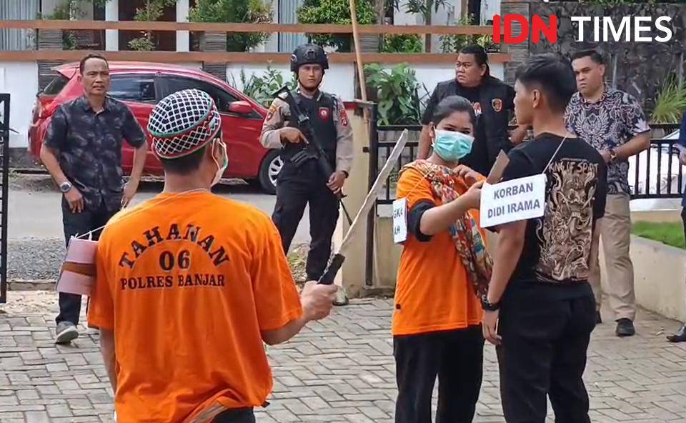 Rekonstruksi kasus suami dimutilasi kakak beradik yang terjadi di Desa Paramasan Atas, Banjar, Kalsel. Reka adegan ulang berlangsung di halaman Satreskrim Polrers Banjar, di Martapura, Kamis (7/8/2025). (Hendra Lianor/IDN Times)