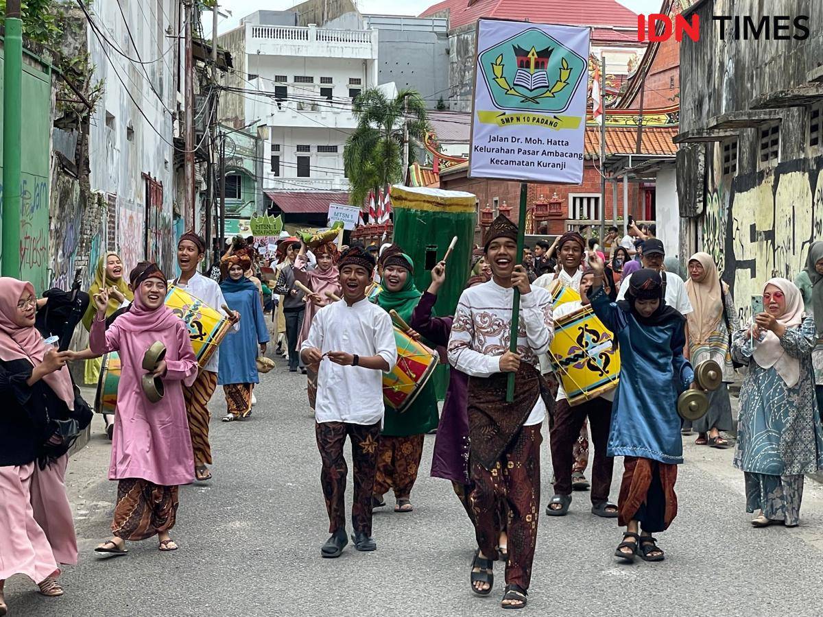 Peserta karnaval Kota Tua Padang (Foto: IDN Times/Halbert Caniago)