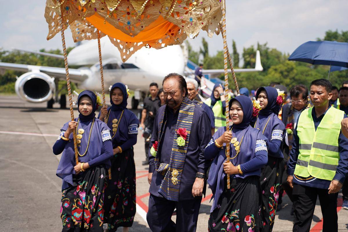 Ketua Umum Partai NasDem Surya Paloh saat disambut kader NasDem Sulsel di Bandara Lama Sultan Hasanuddin, Kamis (7/8/2025).