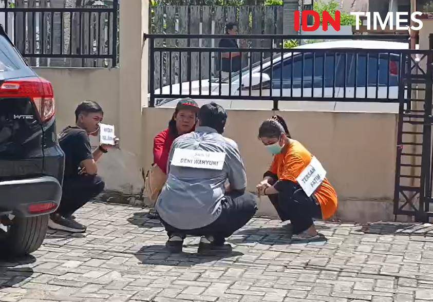 Adegan sedang mengonsumsi sabu sebelum terjadi cekcok saat rekonstruksi kasus suami dimutilasi kakak beradik yang terjadi di Desa Paramasan Atas, Banjar, Kalsel. Reka adegan ulang berlangsung di halaman Satreskrim Polrers Banjar, di Martapura, Kamis (7/8/2025). (Hendra Lianor/IDN Times)