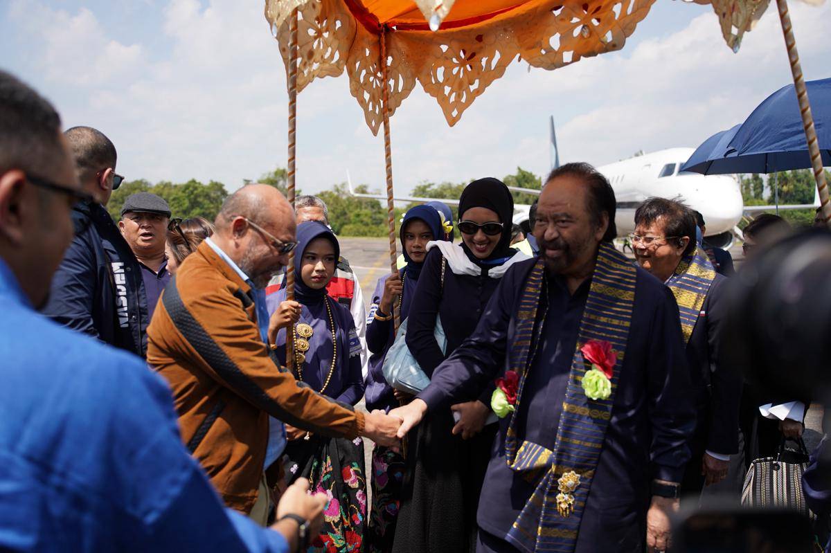 Ketua Umum Partai NasDem Surya Paloh saat disambut kader NasDem Sulsel di Bandara Lama Sultan Hasanuddin, Kamis (7/8/2025).