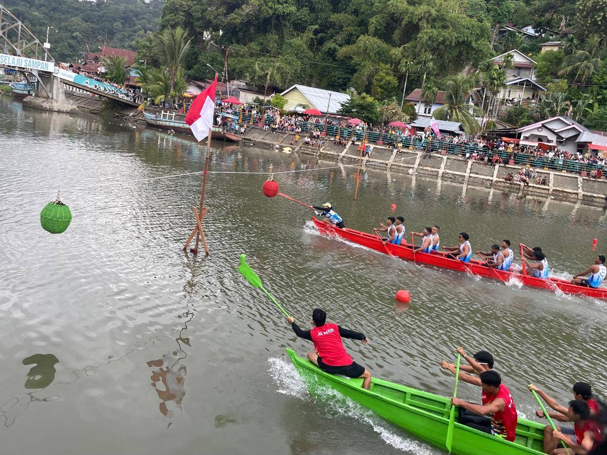Pertandingan selaju sampan di Sungai Batang Harau Padang (Foto: IDN Times/Halbert Caniago)