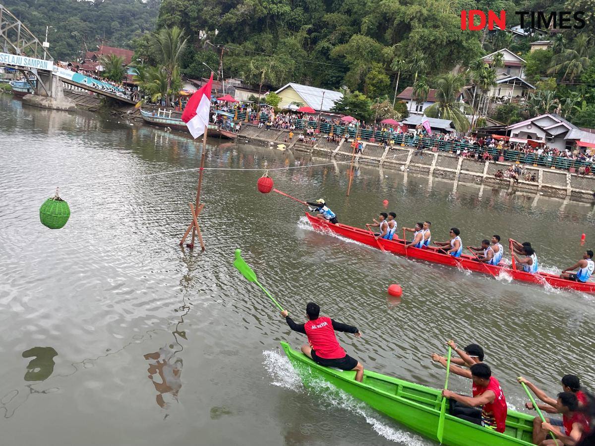 Pertandingan selaju sampan di Sungai Batang Harau Padang (Foto: IDN Times/Halbert Caniago)