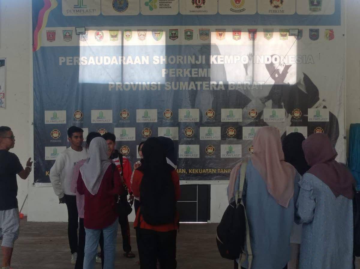 Atlet Kempo akan melakukan penimbangan berat badan (Foto: Diskominfo Padang)