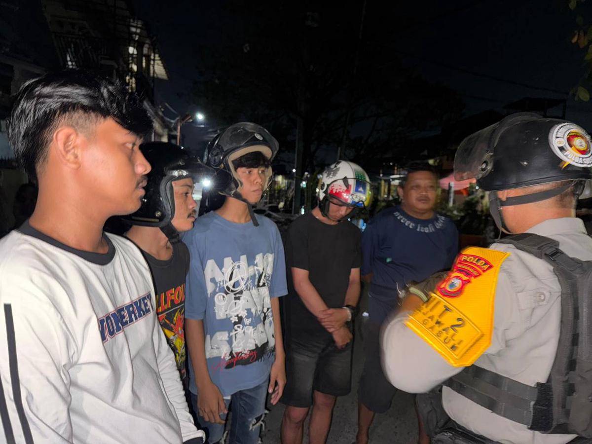 Polisi di Makassar menangkap empat pemuda yang melempari rumah karena tak diberi sumbangan oleh pemiliknya. (Dok. Istimewa)