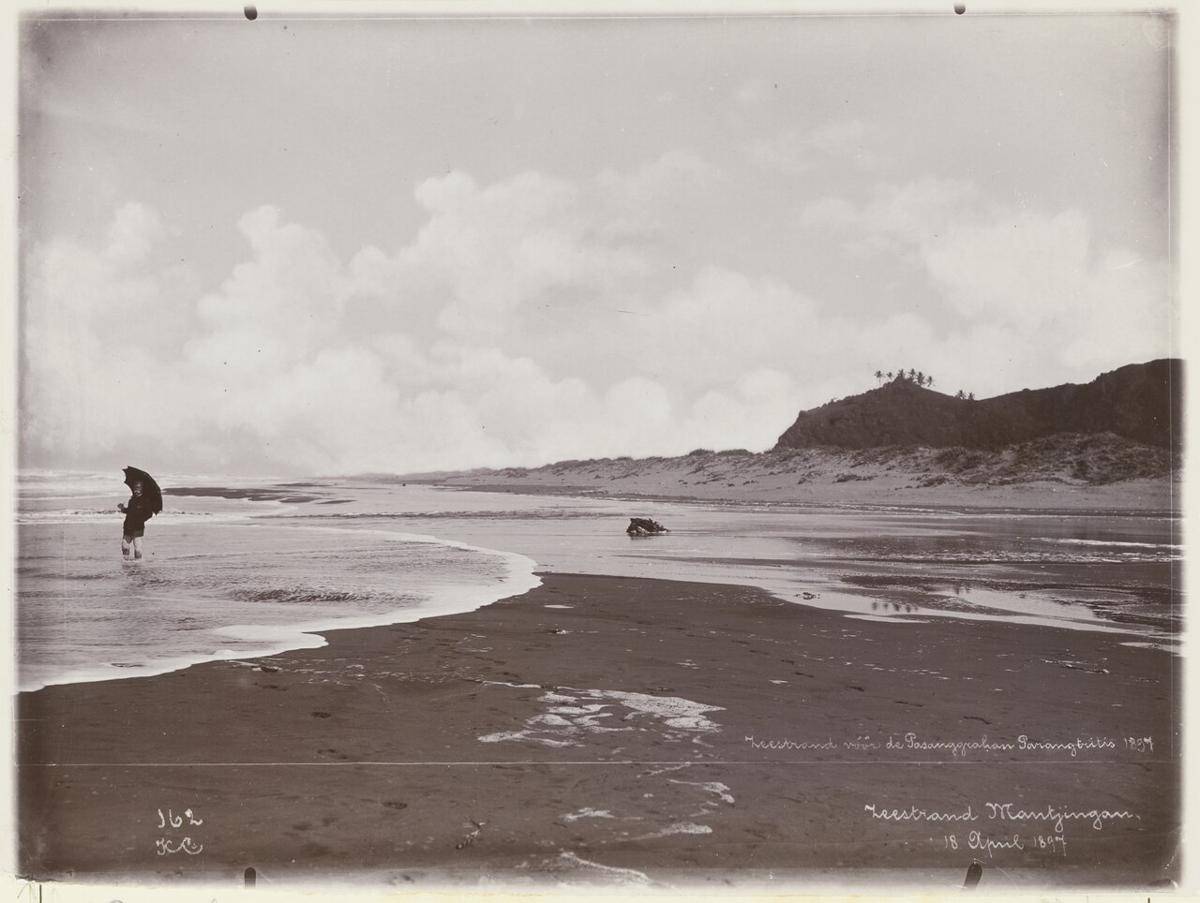 KITLV_3710_-_Sem_Céphas_-_Photographer_Kassian_Céphas_at_sea_for_pasanggrahan_at_Mantjingan_near_Parangtritis_-_1897-04-18.tif.jpg