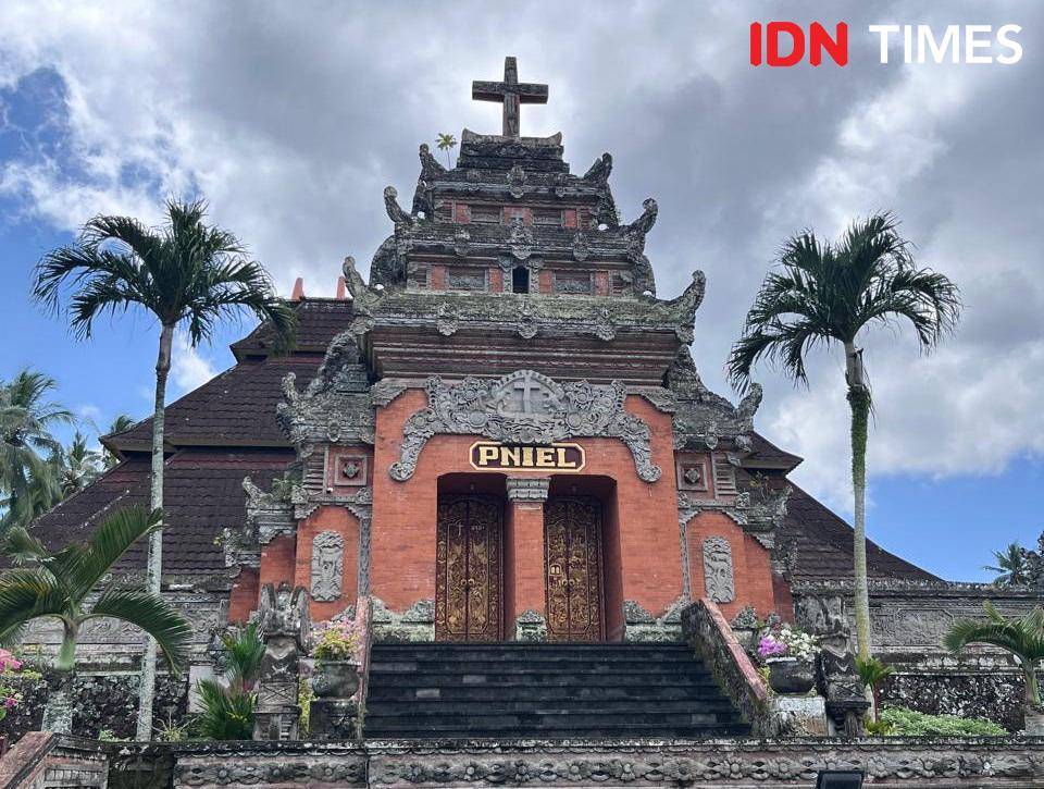 Potret Gereja PNIEL, Desa Wisata Blimbingsari, Bali Barat