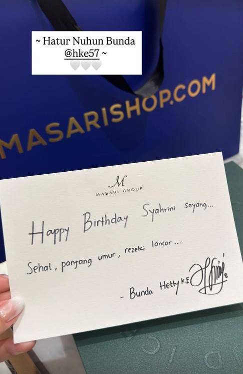 Syahrini Dapat Kado dari Rekan Artis (Instagram.com/princessyahrini)