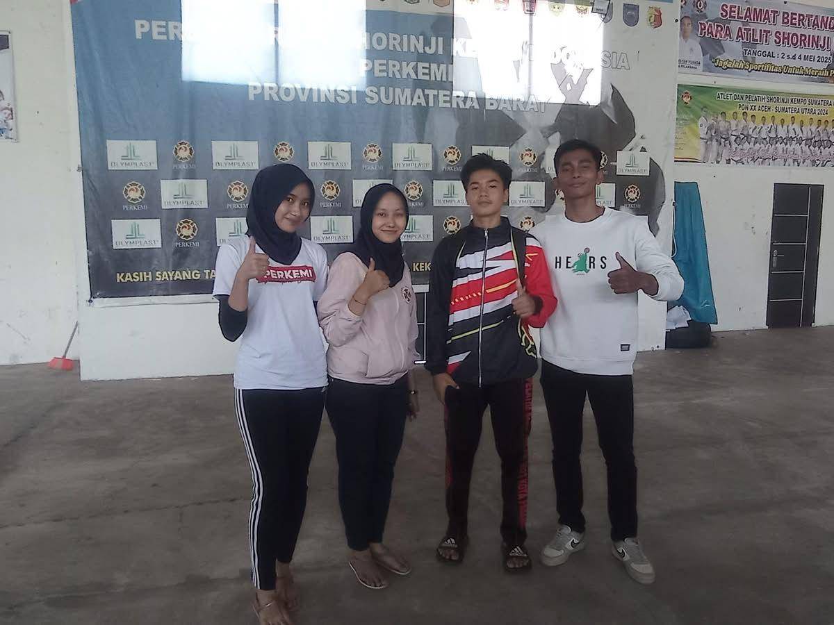 Ridho bersama temannya selesai melakukan penimbangan berat badan (Foto: Diskominfo Padang)
