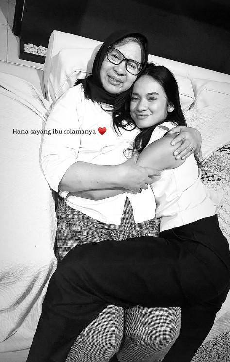 Kenangan Hana Malasan dan Ibunda (Instagram.com/hanamalasan)