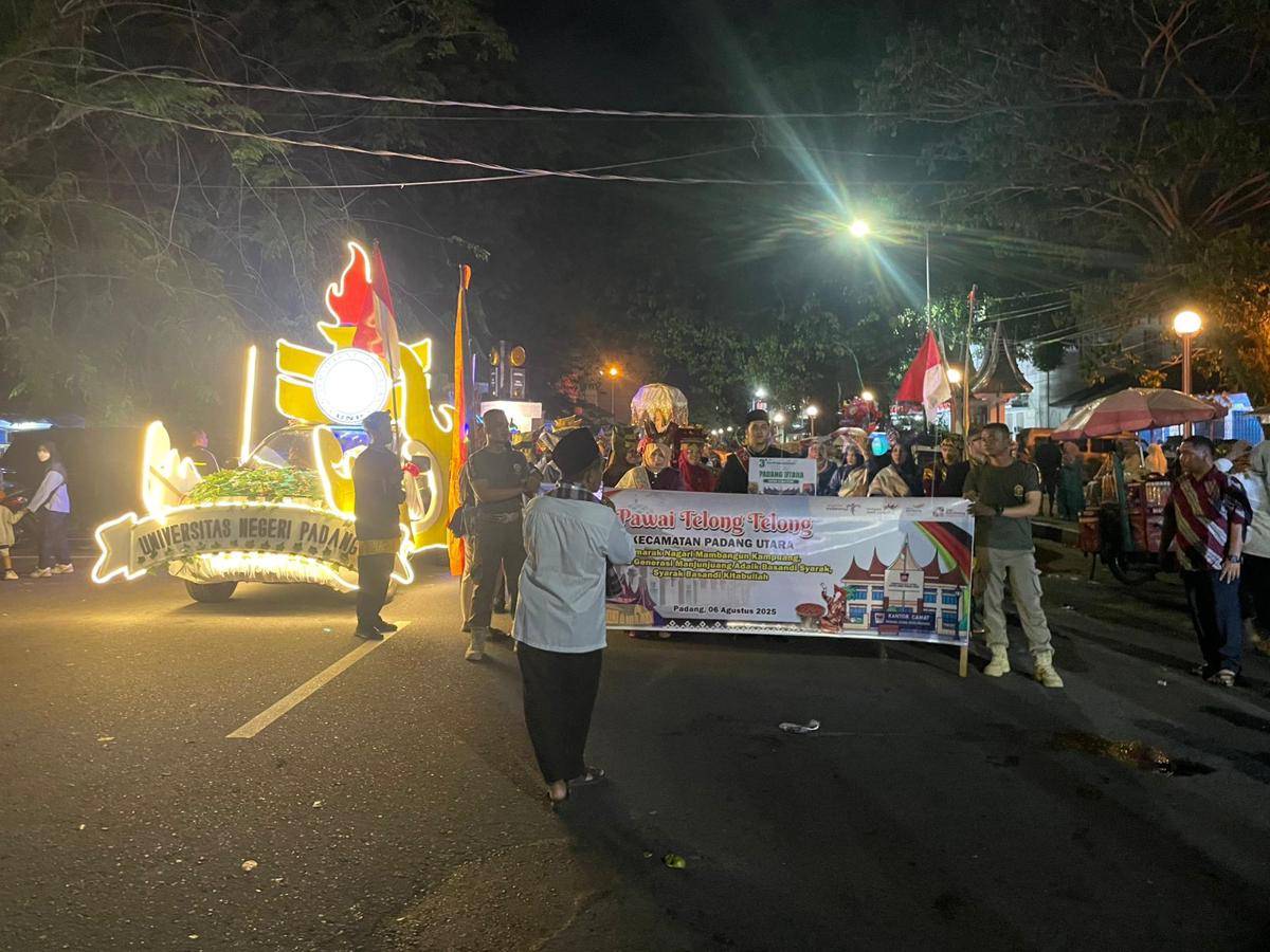 Pawai telong-telong di Padang (Foto: IDN Times/Halbert Caniago)