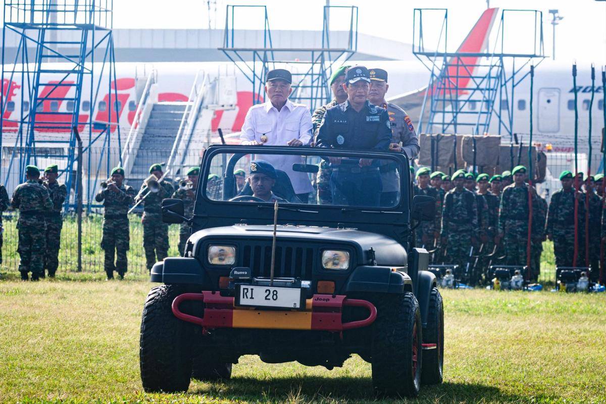 Menteri Lingkungan Hidup (LH), Hanif Faisol Nurrofiq, saat Apel Kesiapsiagaan Penanganan Karhutla di Lapangan Pangkalan Udara (Lanud) Syamsudin Noor, Banjarbaru, Kalsel, Kamis (7/8/2025). 